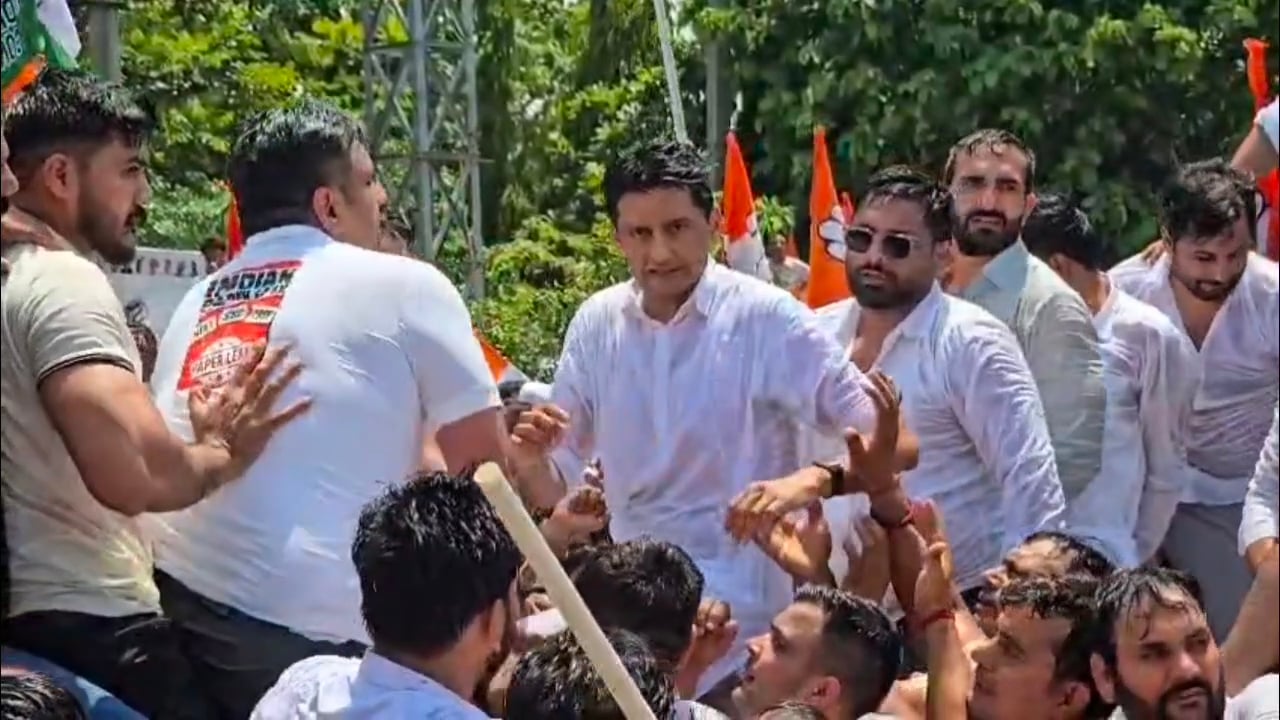 कुरुक्षेत्र में कांग्रेस का उग्र प्रदर्शन: बैरिकेड पर चढ़े दीपेंद्र हुड्डा, पुलिस ने दागे वॉटर कैनन