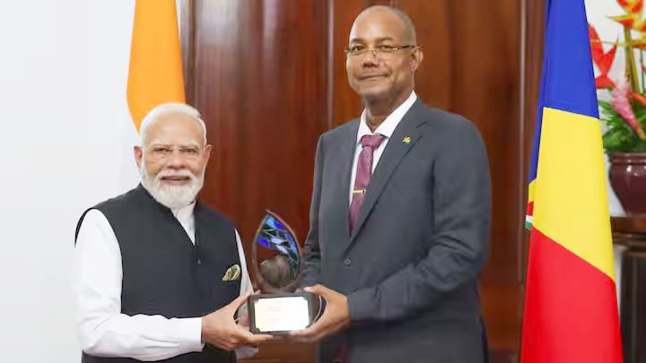 पीएम मोदी को 34वां सर्वोच्च सम्मान : सेशेल्स के राष्ट्रपति ने ‘गार्डियंस ऑफ द ब्लू होराइजन’ से किया सम्मानित