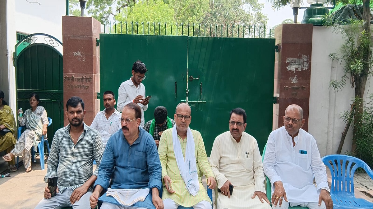 लालू-राबड़ी सुरक्षा: दूसरे दिन भी 10 सर्कुलर रोड पर डटे रहे राजद नेता, सुरक्षाकर्मी नदारद