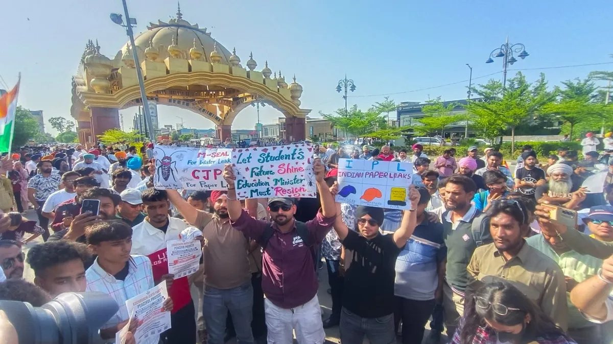 अमृतसर में कॉकरोच जनता पार्टी का प्रदर्शन, गोल्डन गेट पर जुटी भीड़, सुरक्षा व्यवस्था कड़ी
