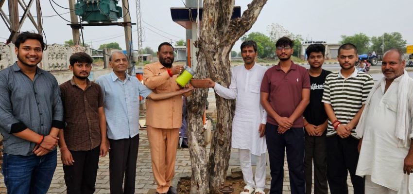 गर्मी से राहत: राष्ट्रीय जनसेवा मंडल का नेक काम, बेजुबान पक्षियों के लिए हर तरफ लगाए पानी के बर्तन