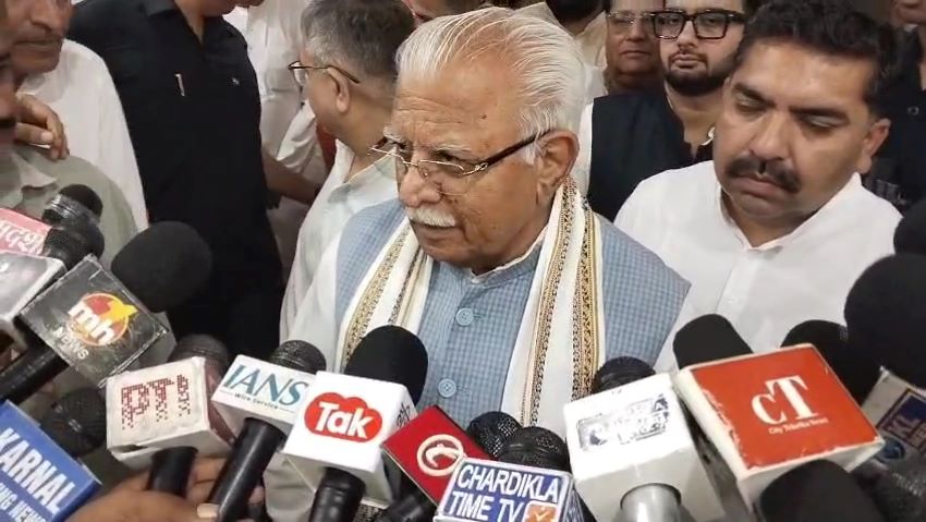 कार्यकर्ताओं से मिले केंद्रीय मंत्री मनोहर लाल खट्टर, पेट्रोल-डीजल की कीमतों और हाइड्रोजन ट्रेन पर दिया बड़ा बयान।