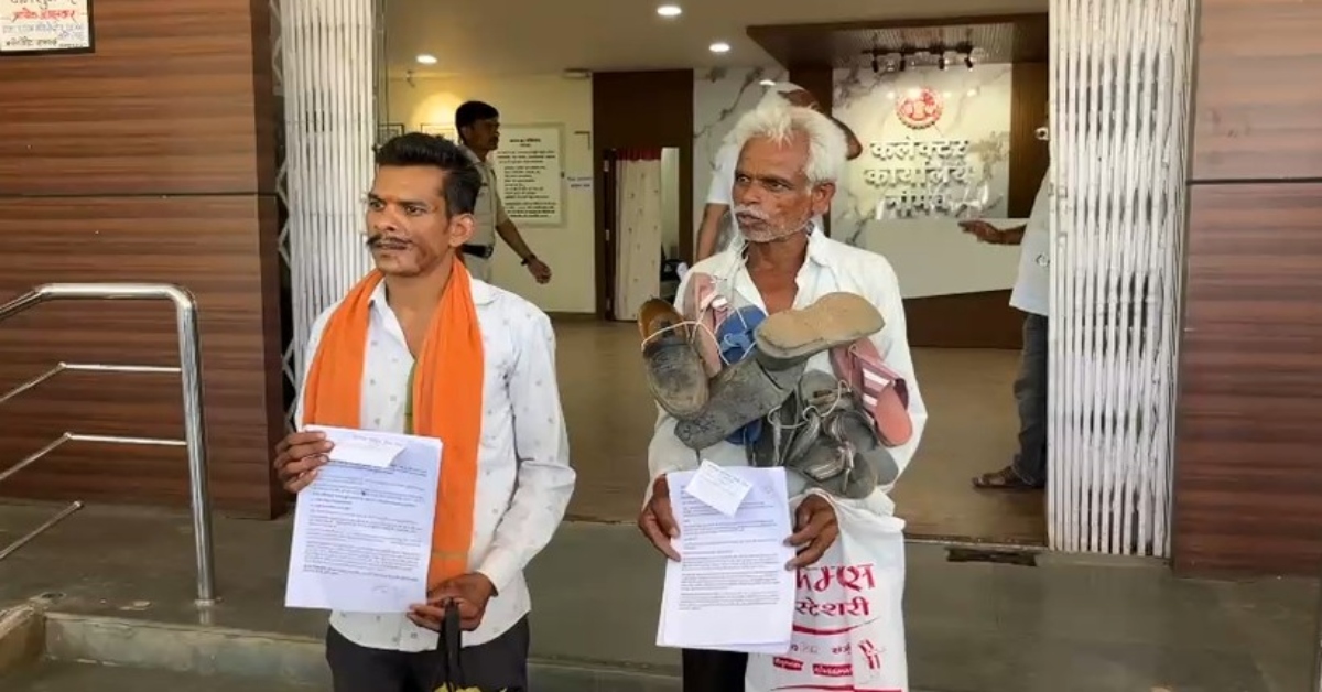 शिकायतों से नहीं पसीजा प्रशासन, गले में जूतों की माला पहन कलेक्ट्रेट पहुंचा ग्रामीण, जानें क्या है मामला