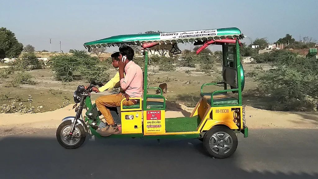 दिल्ली में सख्त हुए ई-रिक्शा लाइसेंस के नियम: डीलर सर्टिफिकेट अमान्य, अब 10 दिन की अनिवार्य ट्रेनिंग