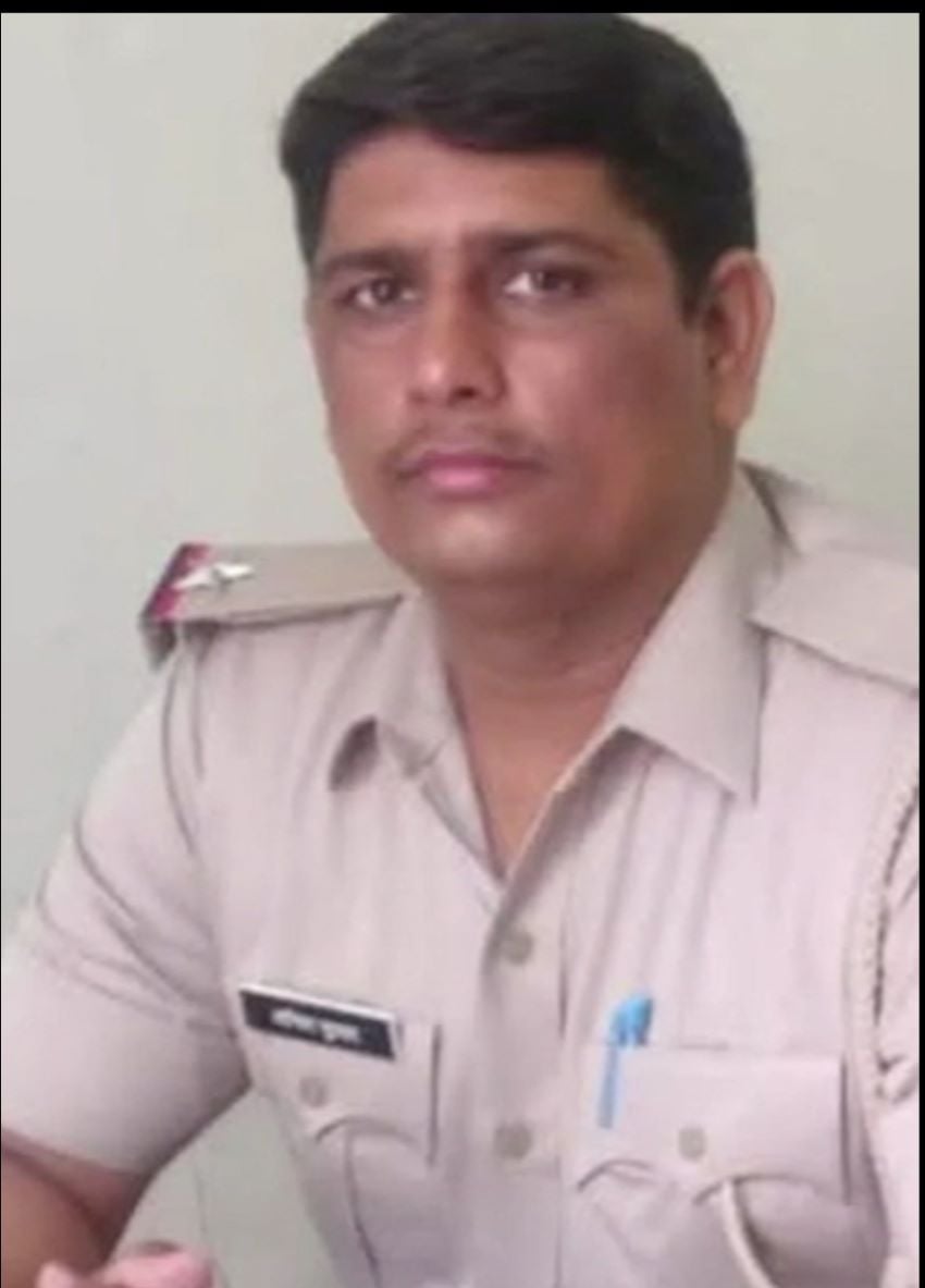 दादी की मौत का बहाना बनाकर 11 दिन घूमता रहा ASI, सोशल मीडिया की तस्वीरों ने खोली पोल; SP ने किया सस्पेंड