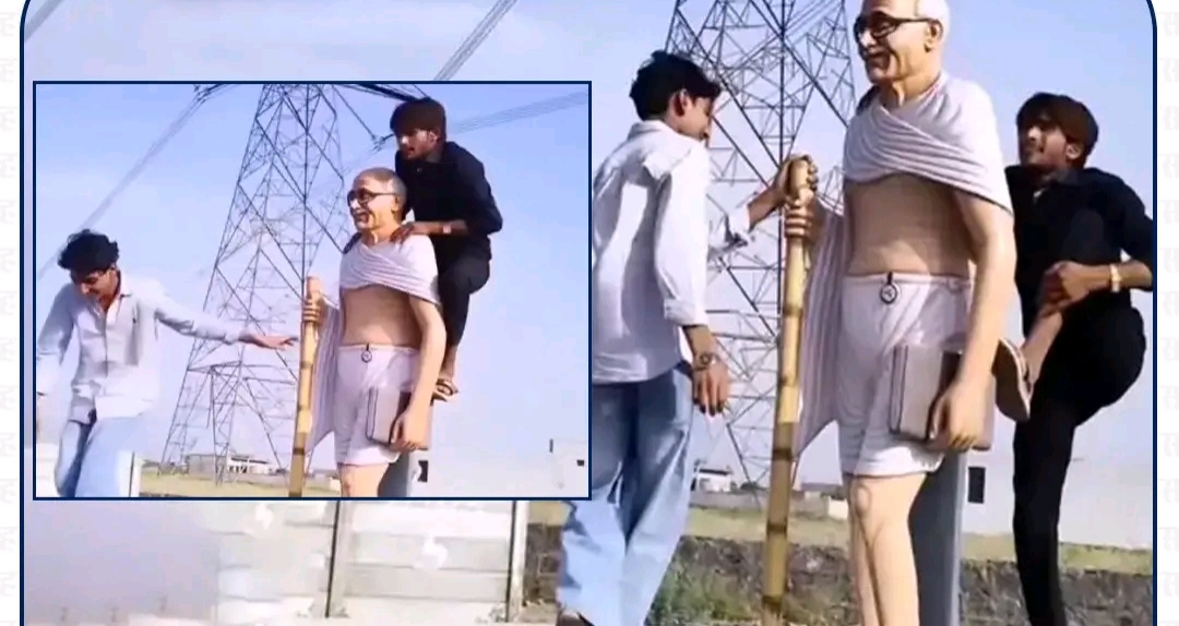 गांधी ग्राम में राष्ट्रपिता का अपमान! महात्मा गांधी की प्रतिमा के कंधों पर चढ़कर बनाई रील, VIDEO वायरल होते ही भड़का जनाक्रोश