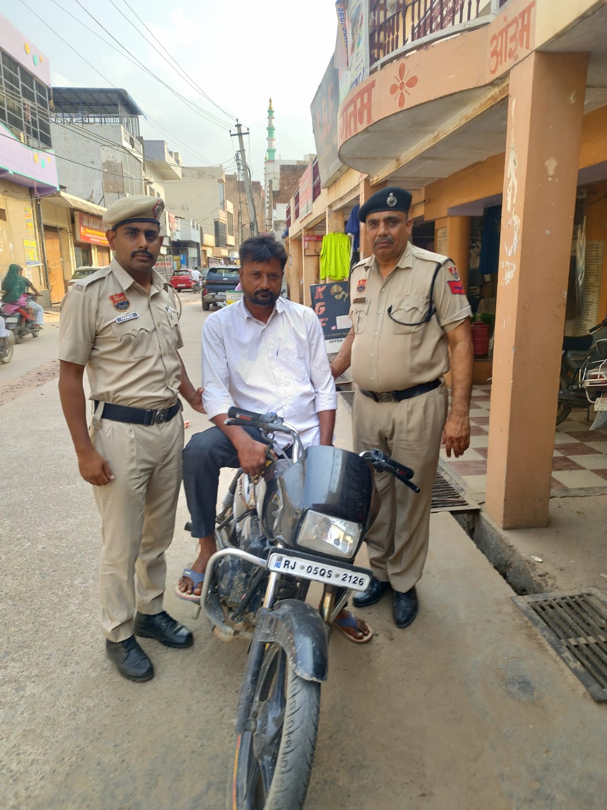 वाहन चेकिंग में बड़ा खुलासा: चोरी की बाइक पर फर्जी नंबर प्लेट लगाकर घूम रहा युवक गिरफ्तार