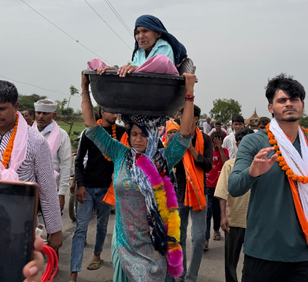 बहू ने निभाया फर्ज: 90 वर्षीय सास को सिर पर बैठाकर कराई 84 कोस परिक्रमा, हर तरफ हो रही सराहना