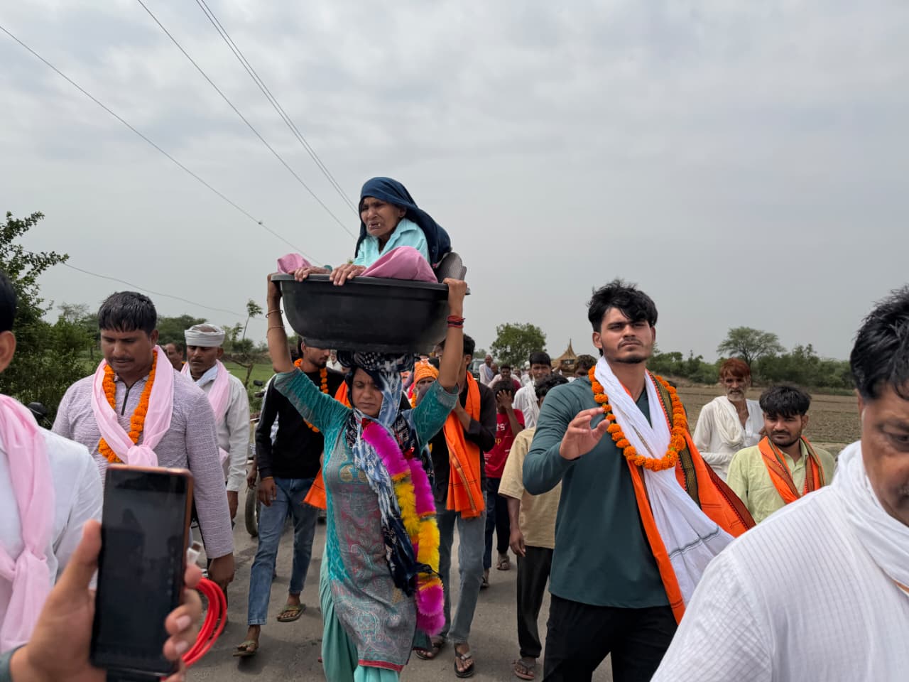 मेरी बहू… श्रवण कुमार! 90 वर्षीय सास को सिर पर बिठाकर कराई परिक्रमा, मेवात में हुआ भव्य स्वागत