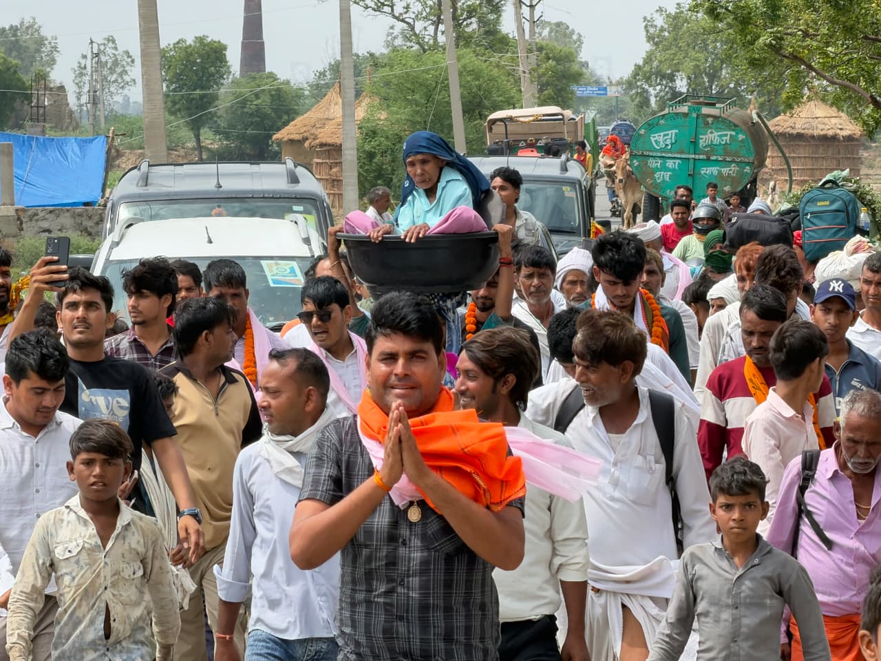 मेरी बहू… श्रवण कुमार! 90 वर्षीय सास को सिर पर बिठाकर कराई परिक्रमा, मेवात में हुआ भव्य स्वागत