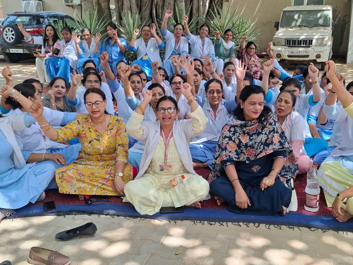 रेनू भाटिया के इस्तीफे के बाद नर्सिंग स्टाफ ने खत्म की हड़ताल, माफी नहीं मिलने पर कोर्ट जाने की चेतावनी