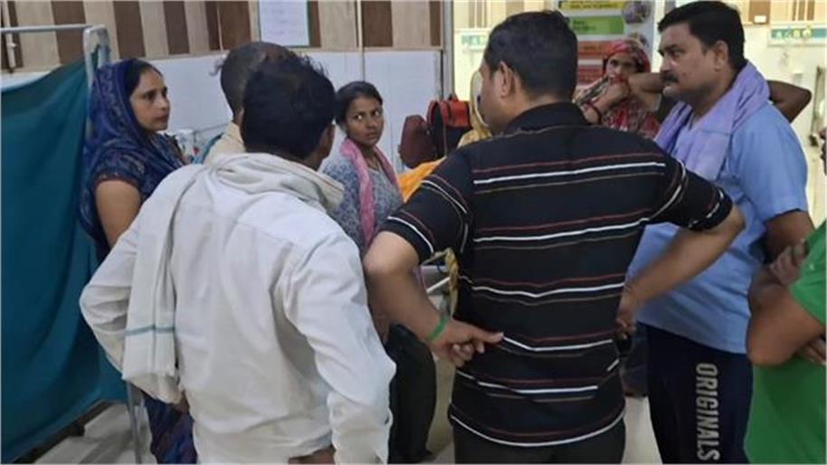 ब्रज 84 कोस परिक्रमा में बड़ा हादसा: आंधी में उखड़ा टेंट, श्रद्धालुओं पर गिरे लोहे के पाइप, महिला की मौत