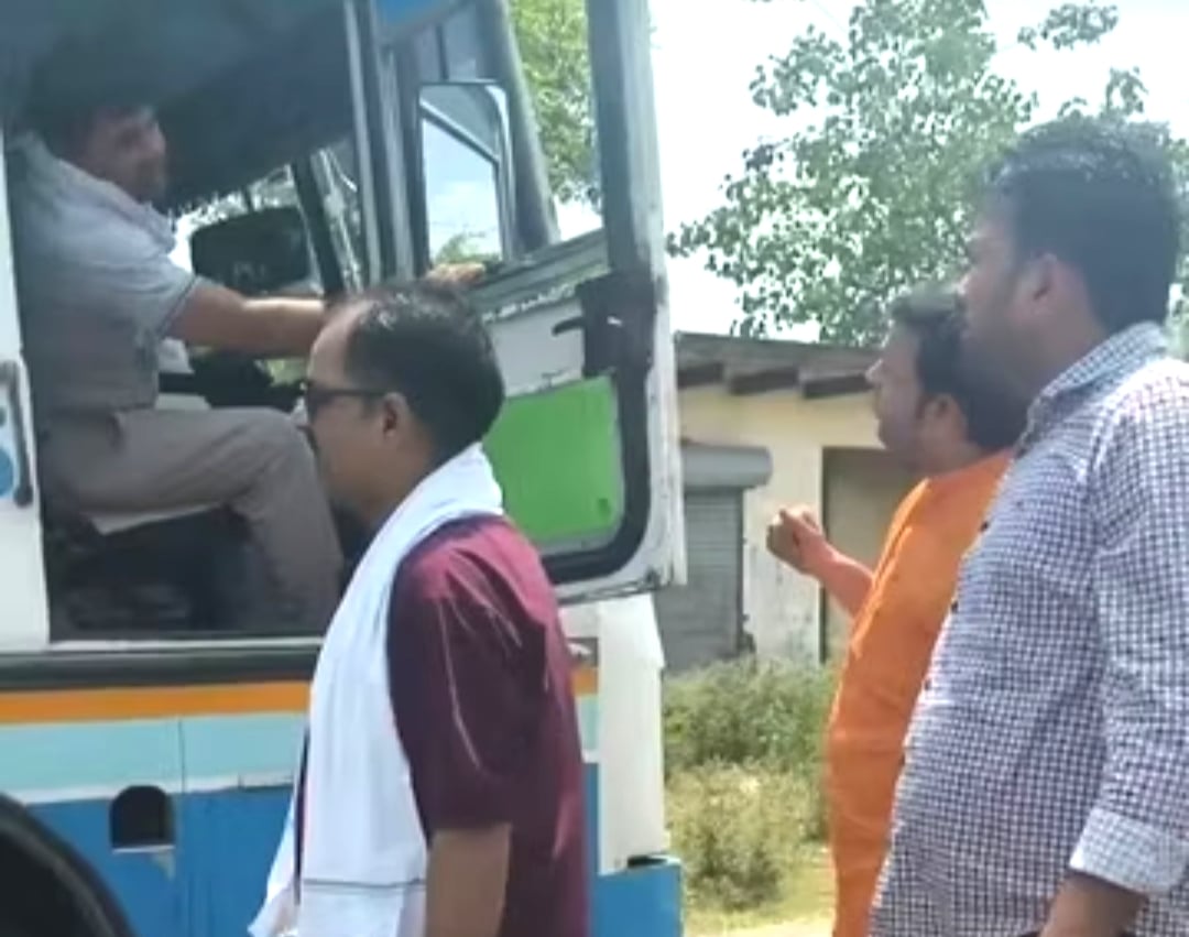 VIDEO : जब मंत्रीजी ने किया बस का पीछा, बीच सड़क पर रुकवाया वाहन, आखिर क्यों किया ऐसा …