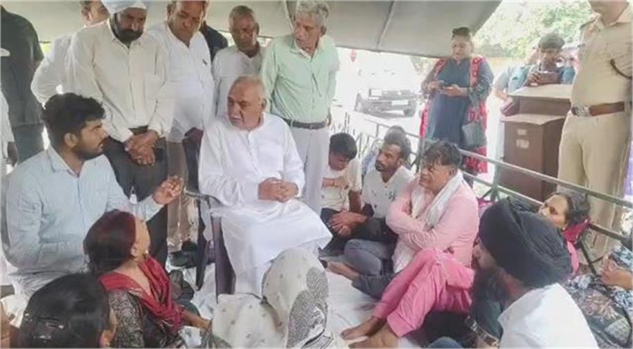 HPSC अभ्यर्थियों के आंदोलन को मिला हुड्डा का साथ, पंचकूला पहुंचे पूर्व CM; आमरण अनशन पर बैठे युवाओं की बिगड़ी तबीयत