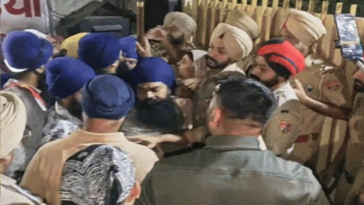 सिख गुरु साहिबान और धर्म के खिलाफ बेहद आपत्तिजनक पोस्ट पर भड़के निहंग सिंह, सड़क पर दिया धरना