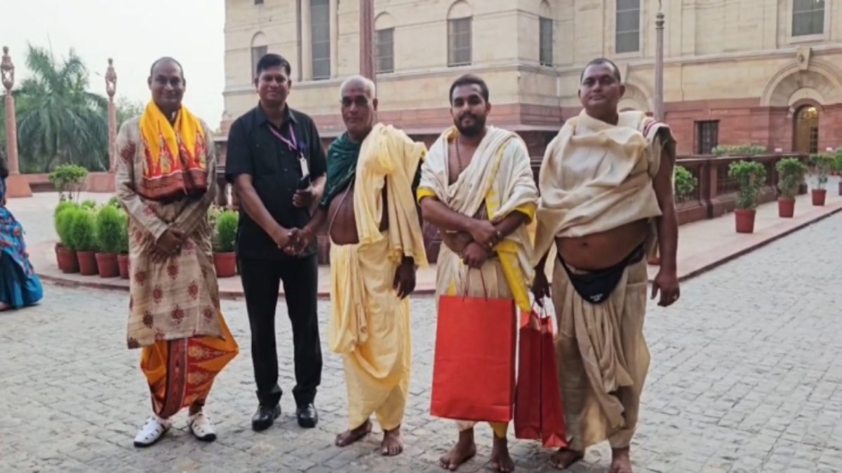 राष्ट्रपति द्रौपदी मुर्मू से मिला पुरी श्री जगन्नाथ मंदिर का प्रतिनिधिमंडल, भेंट की विशेष हस्तकरघा मूर्ति