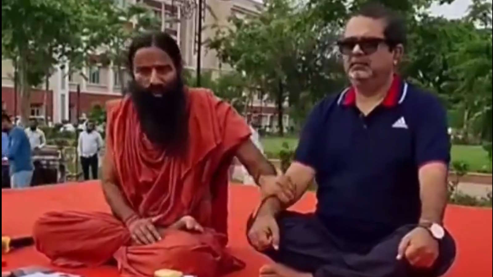 योग गुरु रामदेव ने अब सिविल सर्विस कोचिंग के क्षेत्र में कदम रखा, नए वेंचर के लिए अवध ओझा को चुना