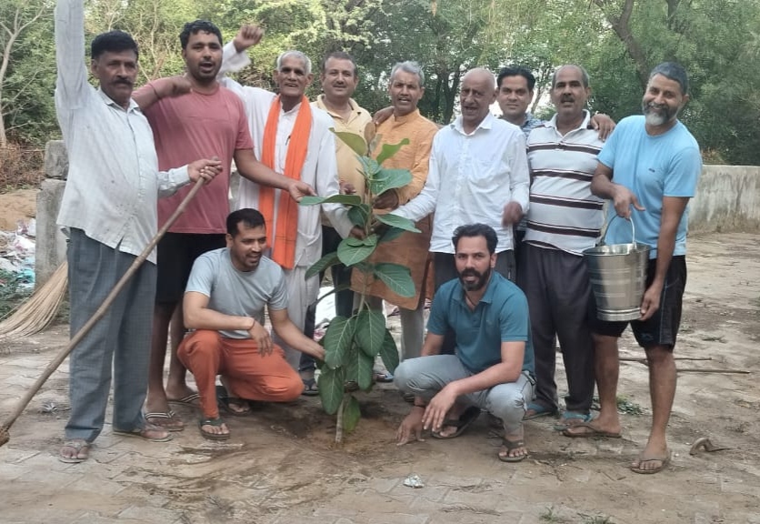 रेवाड़ी: जन्मदिन पर अनोखी पहल, वटवृक्ष लगाकर दिया पर्यावरण संरक्षण का संदेश