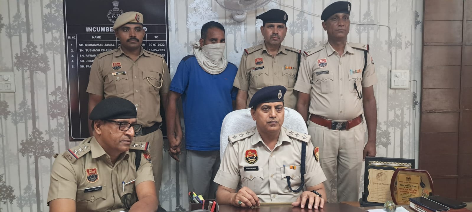 72 घंटे में सुलझी अंधी हत्या: पत्नी की हत्या कर चटाई में लपेटकर झाड़ियों में फेंका शव, पति गिरफ्तार