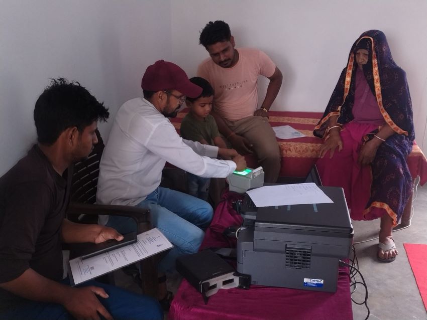 रेवाड़ी: भारतीय डाक विभाग ने आधार सेवा शिविर लगाकर ग्रामीणों को दी बड़ी राहत