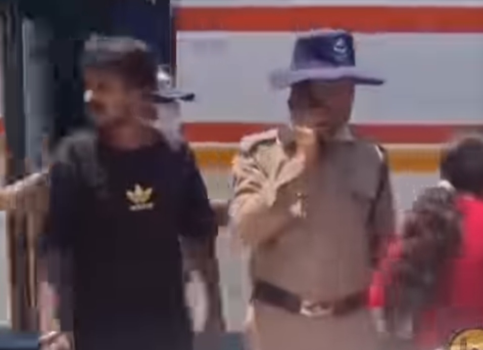 ऋषिकेश में हरियाणवी टूरिस्ट और पुलिस आमने-सामने! युवती को धक्का देने का VIDEO वायरल, सड़क पर मचा हंगामा