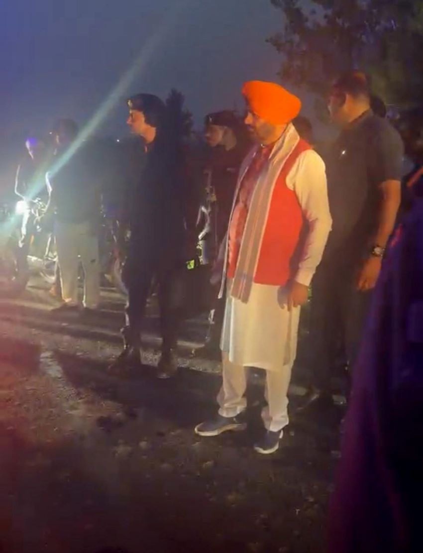 सड़क पर तड़प रहे थे दो युवक, तभी रुका मुख्यमंत्री का काफिला; फिर जो हुआ उसने सबका दिल जीत लिया