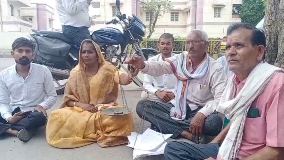 जनसुनवाई में तराजू लेकर पहुंचीं पार्षद: आवेदन का वजन पहुंचा 700 ग्राम, सड़क के लिए लंबे समय से कर रहीं संघर्ष
