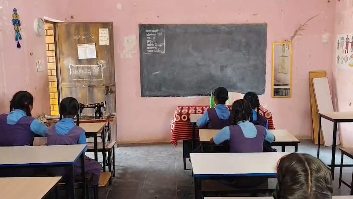 Lalluram Investigation: नि:शुल्क पाठ्य पुस्तक, गणवेश, मध्यान्ह भोजन, छात्रवृत्ति के बाद भी शासकीय स्कूलों में घट रही छात्रों की संख्या! देखिए आंकड़ों में पूरी तस्वीर…