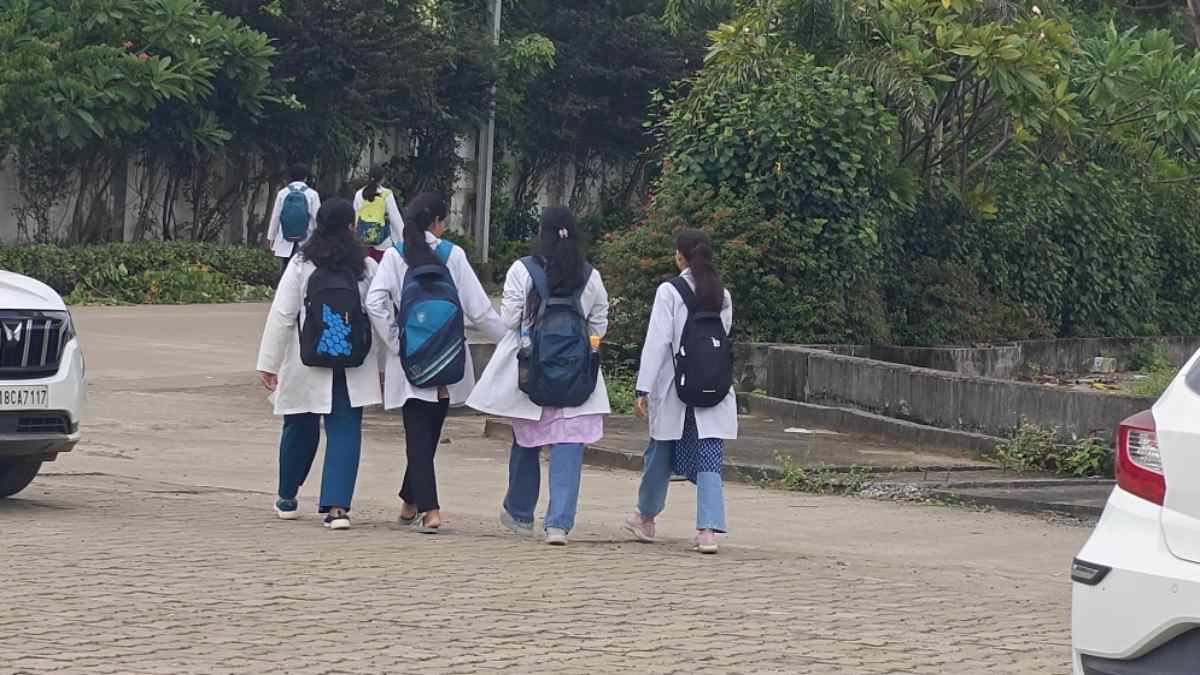 पुताई वाले के साथ भागी कॉलेज छात्रा, इंस्टाग्राम पर चमक धमक देख दे बैठी दिल, पुलिस ने किया बरामद