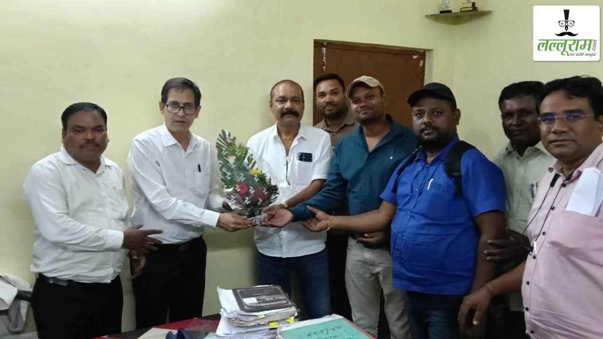 छत्तीसगढ़ सहायक शिक्षक-समग्र शिक्षक फेडरेशन ने की BEO से मुलाकात, शिक्षकों की समस्याओं के समाधान को लेकर सौंपा ज्ञापन