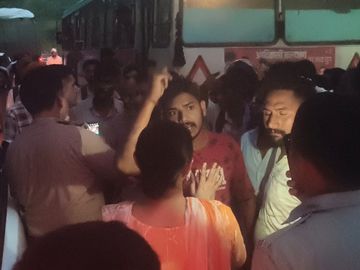 ओवरटेक की कोशिश बनी काल : रोडवेज बस और ट्रैक्टर-ट्रॉली की टक्कर में युवक की मौत, एक गंभीर घायल