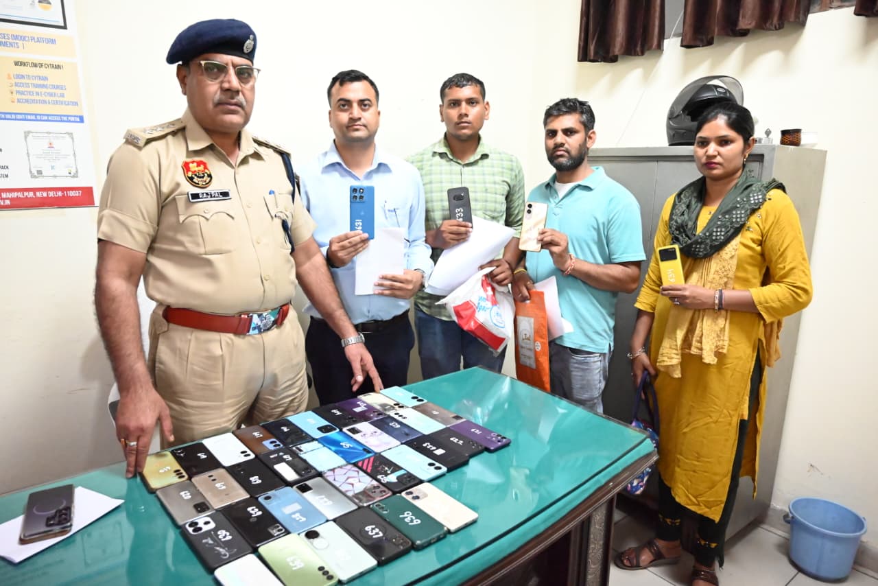 सोनीपत पुलिस की बड़ी कामयाबी: 40 गुमशुदा मोबाइल बरामद, 10 लाख के फोन लौटाकर लौटाई लोगों की मुस्कान
