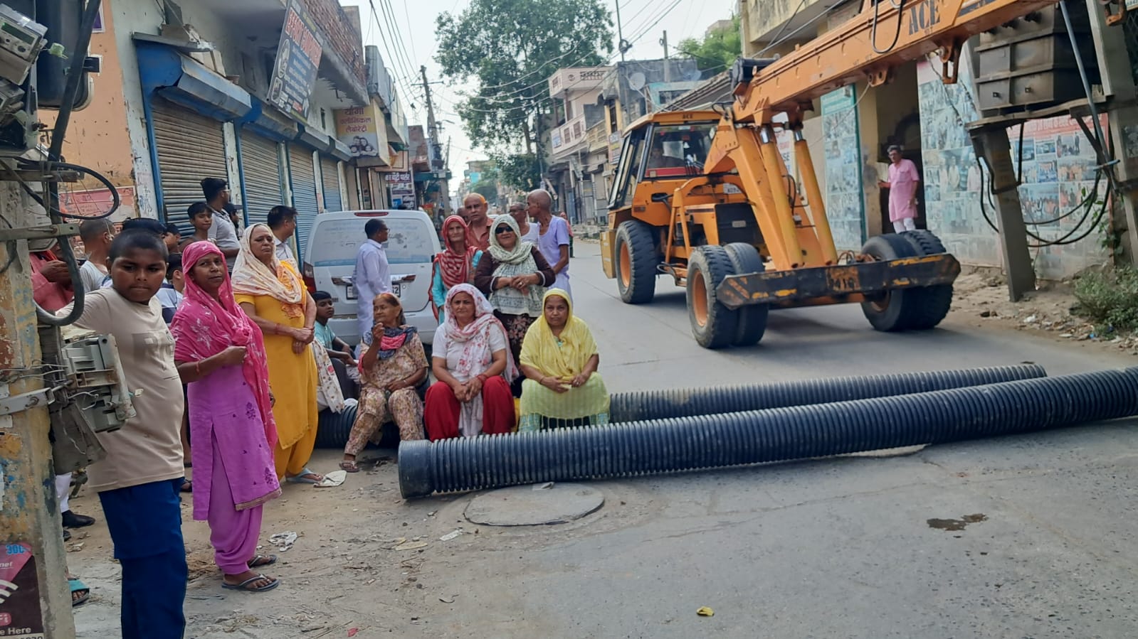 सोनीपत में बिजली-पानी संकट पर भड़के लोग: तीन दिन से कटौती से परेशान जनता ने सड़क पर लगाया जाम