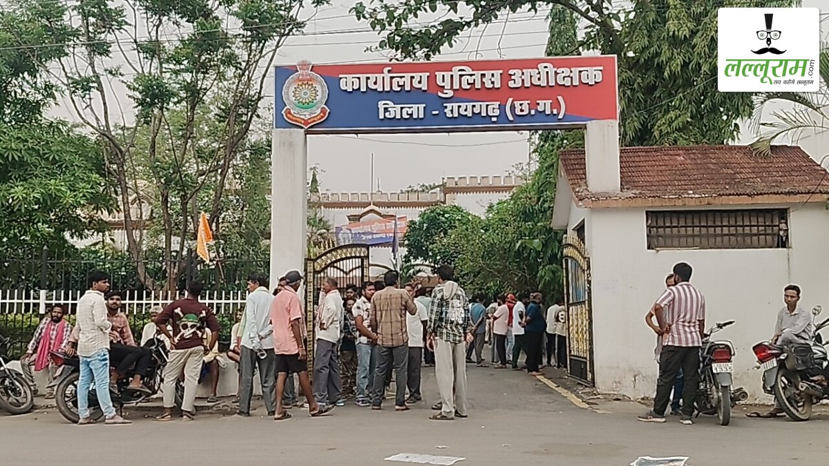 जेल में बंदी की मौत पर बवाल: भीम आर्मी के साथ SSP दफ्तर पहुंचे परिजनों ने किया हंगामा, आरोपियों के खिलाफ की कड़ी कार्रवाई की मांग