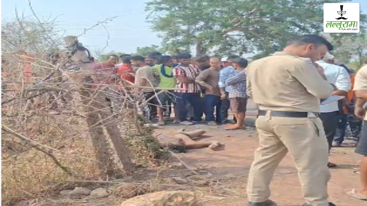 युवक की संदिग्ध मौत: सड़क किनारे पड़ा मिला शव, ग्रामीणों ने जताई हत्या की आशंका