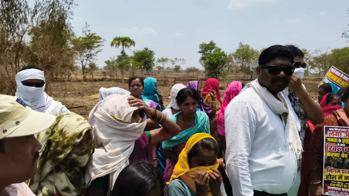 ट्रेचिंग ग्राउंड में 20 दिनों से लगी है आग, जहरीले धुएं से परेशान लोगों के साथ कांग्रेस पार्षदों ने किया प्रदर्शन…