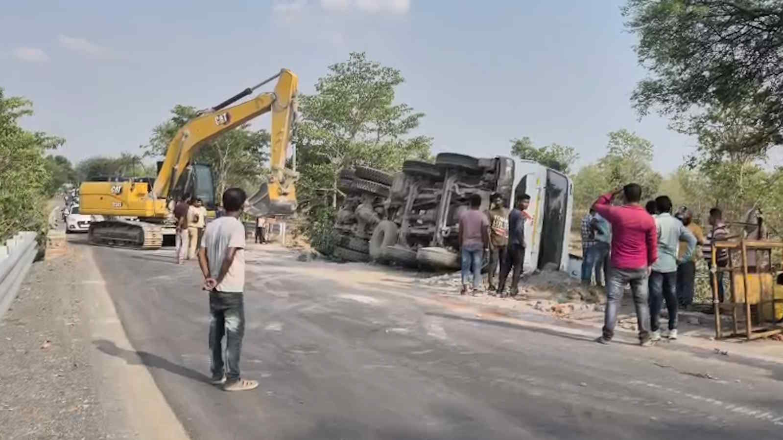 राखड़ से भरा ट्रक बेकाबू होकर पलटा, सड़क पर लगा लंबा जाम, घंटे भर तक मची रही अफरा-तफरी…