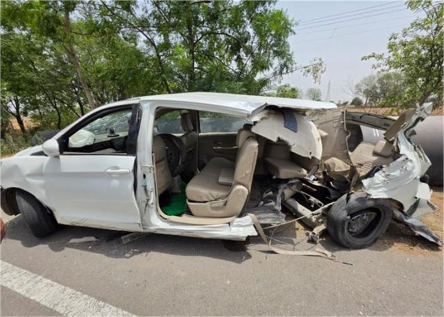 शादी की खुशियां बदलीं मातम में: बारात ले जा रही कार हादसे का शिकार, 2 युवकों की मौत