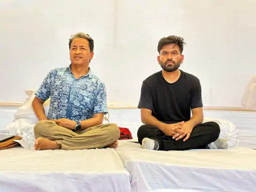 NEET पेपर लीक: सोनम वांगचुक ने जंतर-मंतर पर शुरू की भूख हड़ताल, धर्मेन्द्र प्रधान के इस्तीफे की मांग