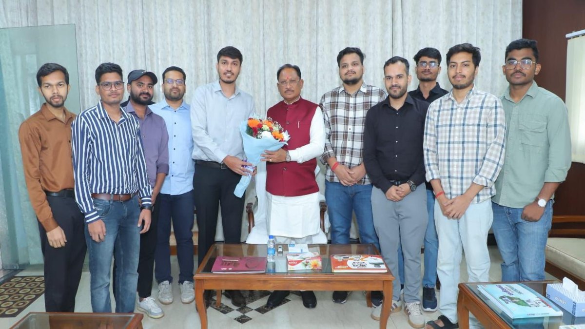 CM साय ने की UPSC प्रारंभिक परीक्षा में सफल ट्राइबल यूथ हॉस्टल के विद्यार्थियों से मुलाकात: मुख्यमंत्री ने कहा- अनुशासन, आत्मविश्वास और निरंतर परिश्रम ही सबसे बड़ी पूंजी