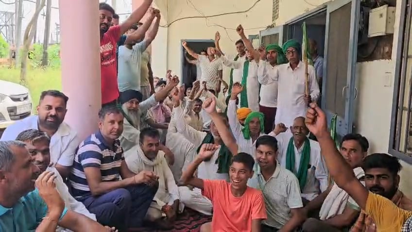 ट्यूबवेल कनेक्शन को लेकर किसानों का बिजली दफ्तर पर हल्ला बोल, घेराव के बाद विभाग ने मानी देरी