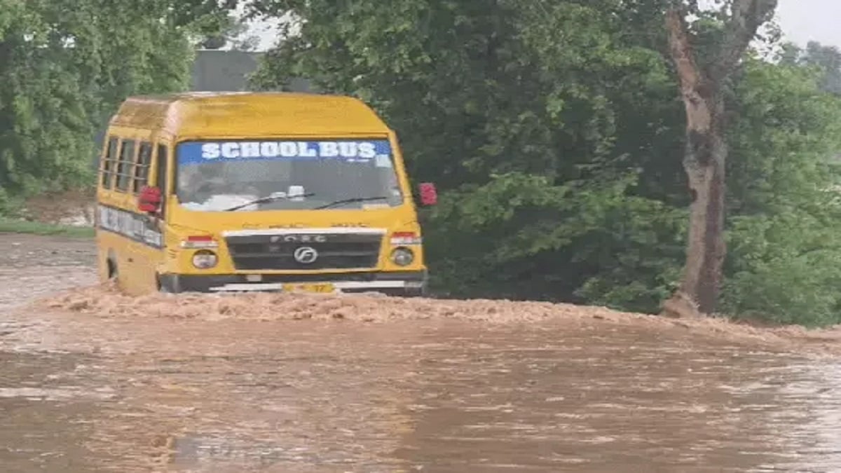 नदी में समा गए स्कूल बस के टायर, अचानक आई बाढ़ के बाद लगा सख्त प्रतिबंध