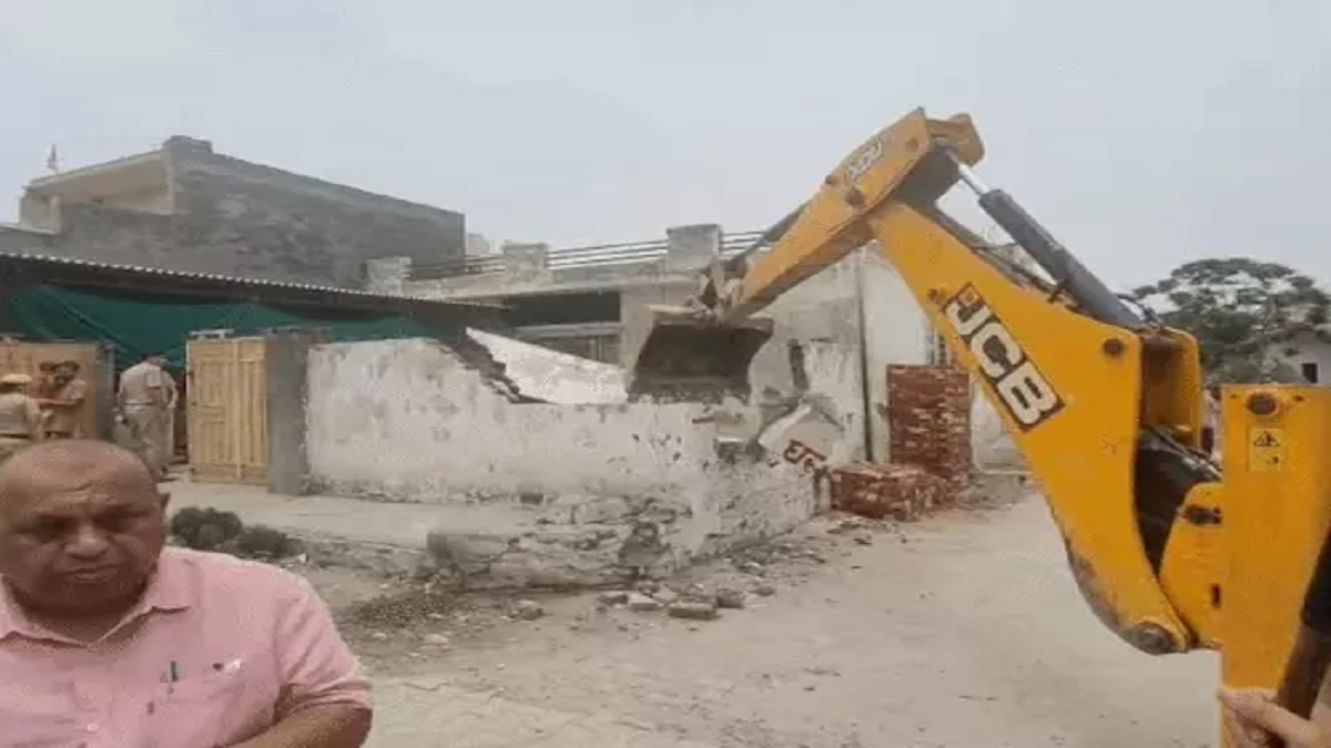 पुजारी को घसीटा, अब मिला सबक: आरोपी के घर चला बुलडोजर