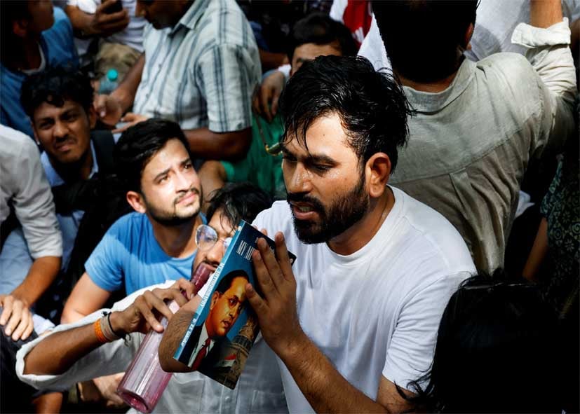जंतर-मंतर पर हंगामे के बीच अभिजीत दीपके का दावा- ‘सोनम वांगचुक पर हमले की कोशिश, मुझे भी पीटा गया’