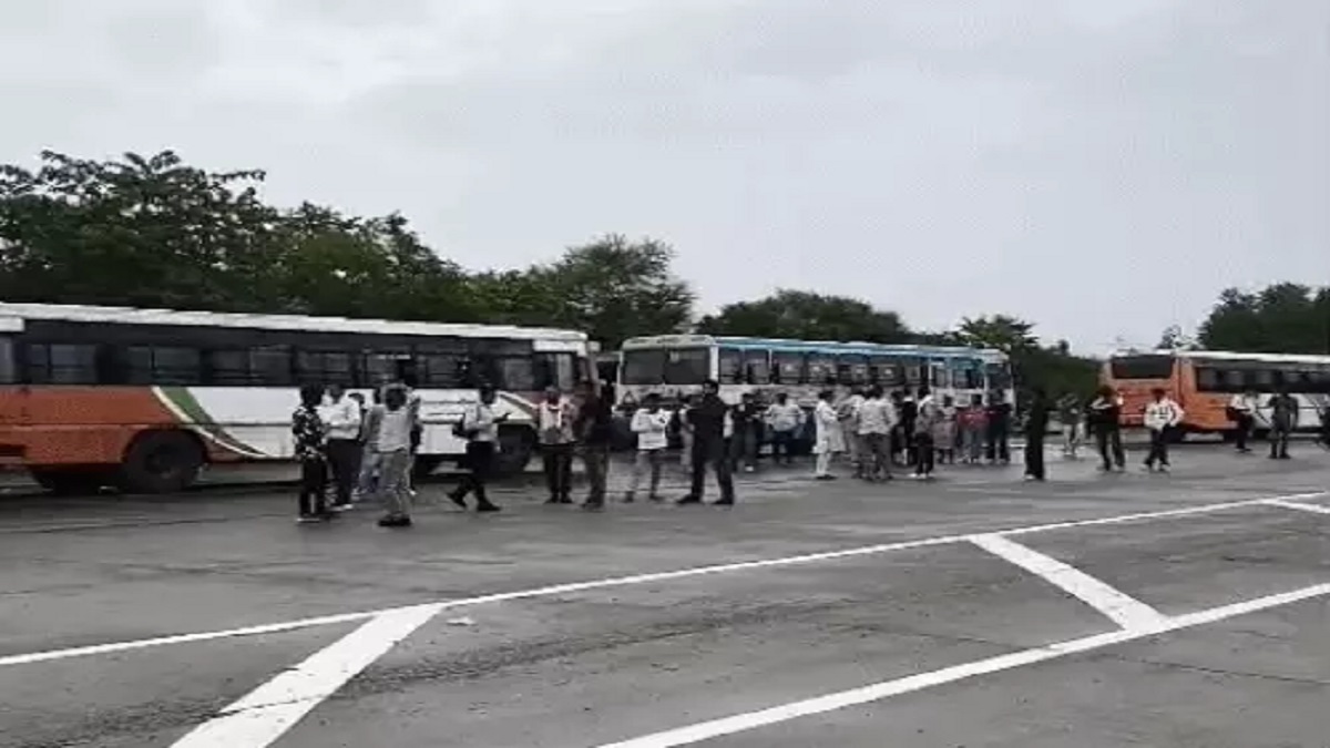 किसानों का फूटा गुस्सा, मिल्क माजरा टोल प्लाजा पर लगा लंबा जाम, साथियों को हिरासत में लिए जाने का विरोध