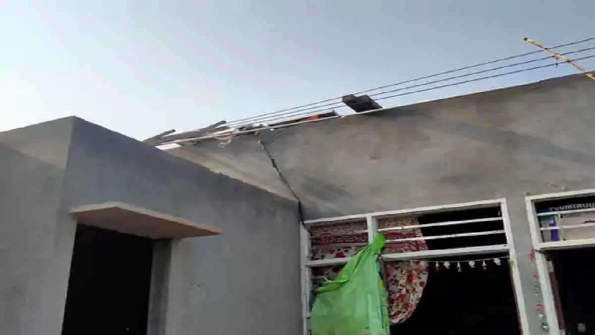 छत पर मिट्टी डाल रहा था युवक, 11 हजार वोल्ट का लगा करंट, मौके पर मौत