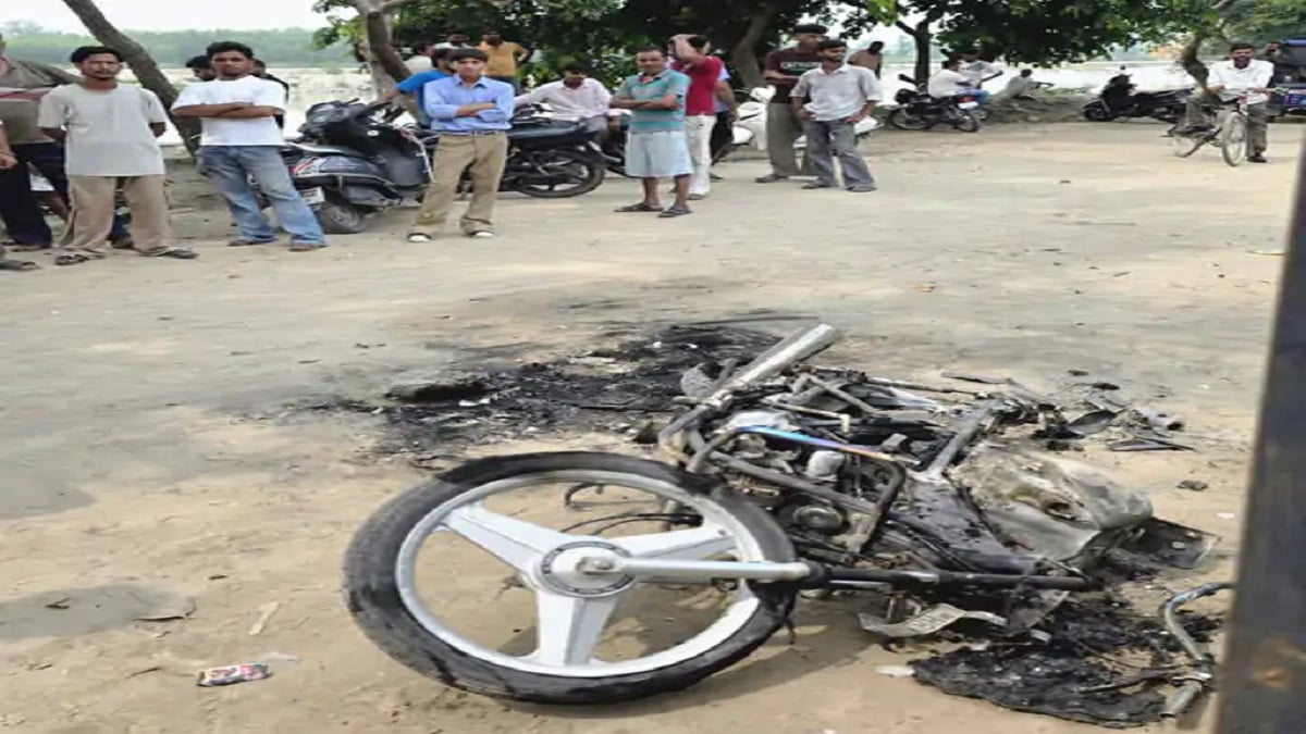 आधी रात को नेल आर्टिस्ट पर जानलेवा हमला, बाइकों में आग लगाकार गले की चेन भी लूटी