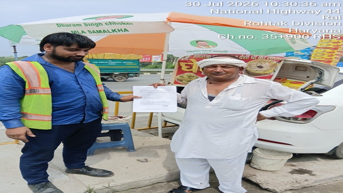 सड़क पर फैला था कारोबार, अधिकारियों ने एक झटके में हटाया
