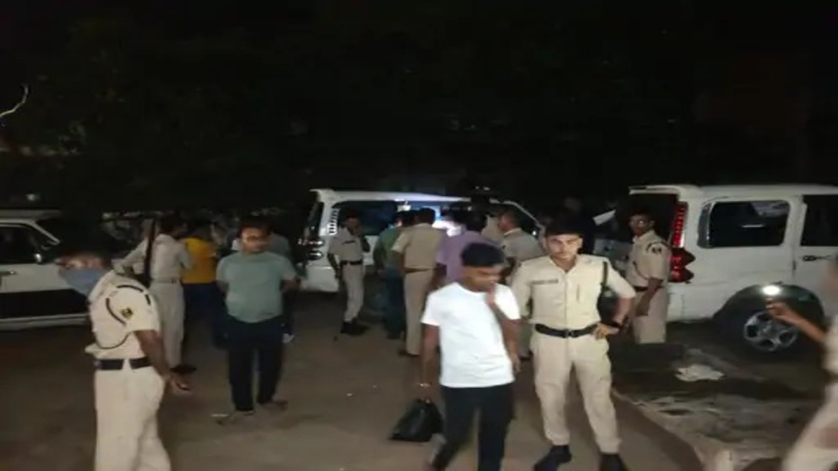 आबकारी विभाग की टीम पर हमला, वाहन पर की गई फायरिंग