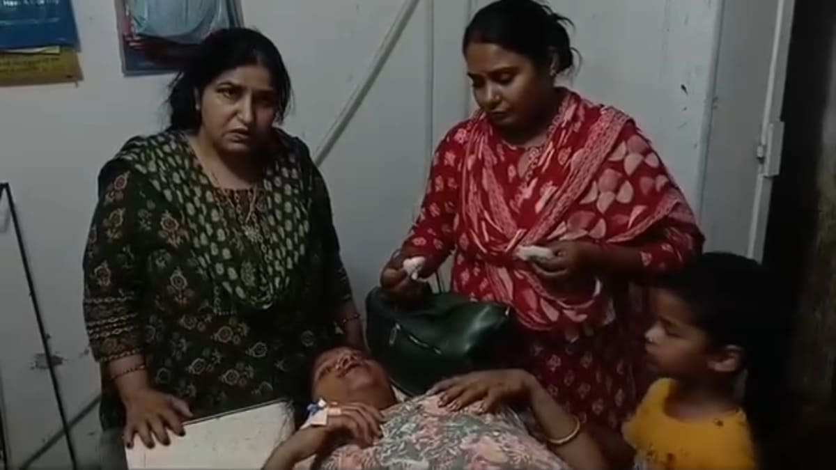 डिवाइडर से टकराई कार, एक महिला समेत तीन घायल, रिफ्लेक्टर न होने से हो रहे लगातार एक्सीडेंट